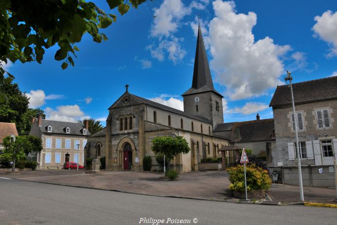 La croix de l'église de Lucenay Lès Aix
