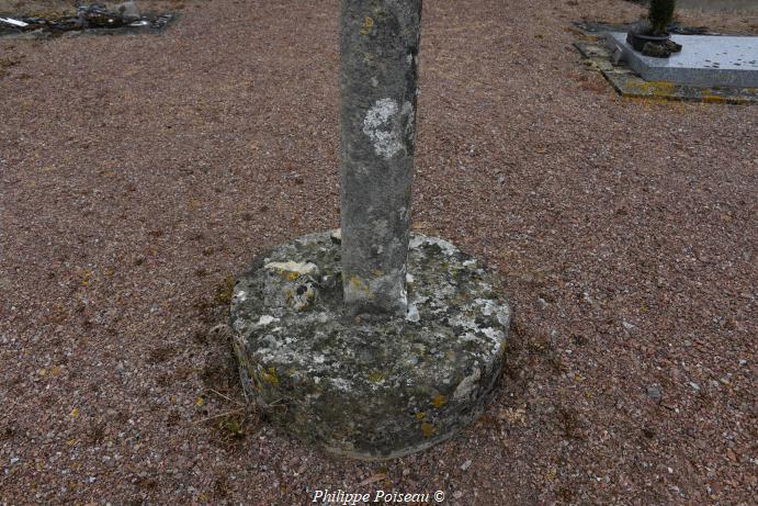La croix de l'église de Moulinot
