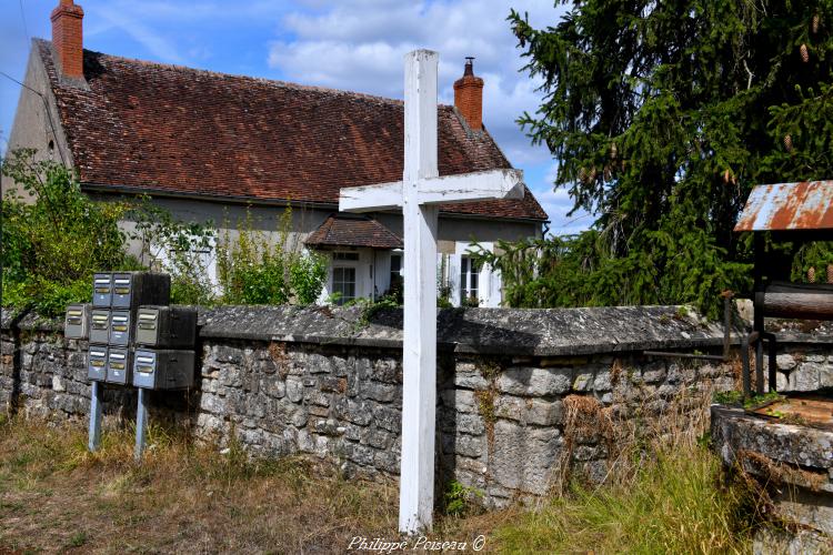 La croix de « Les Cours Beaume » un patrimoine