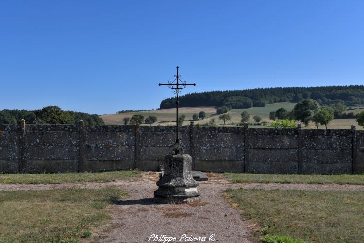 La croix du cimetière d’Ourouër un patrimoine