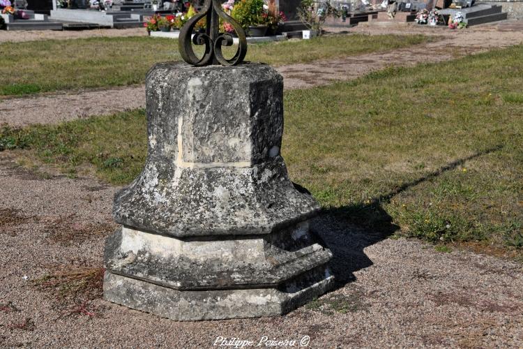 La croix du cimetière d'Ourouër