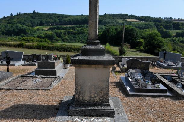 Croix du cimetière de Chalaux