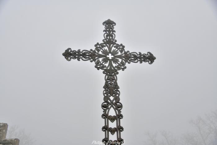 La croix du cimetière de Montenoison