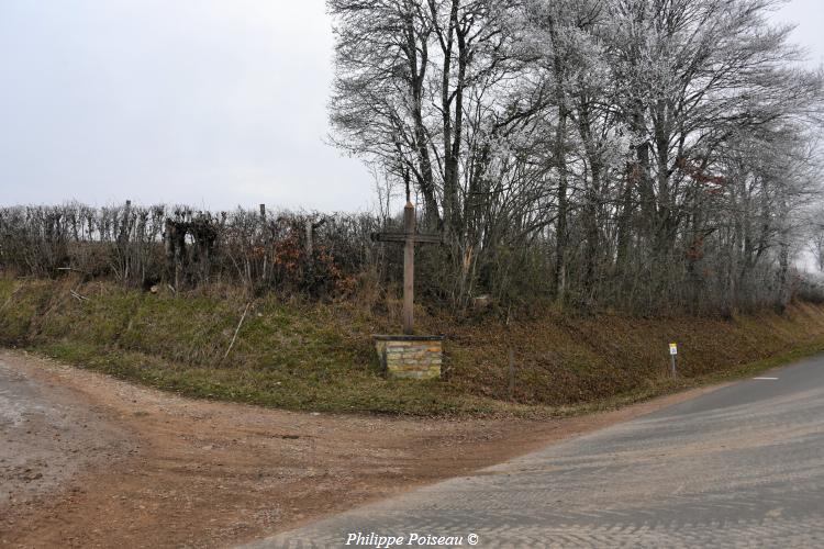 La croix en bois de Bona