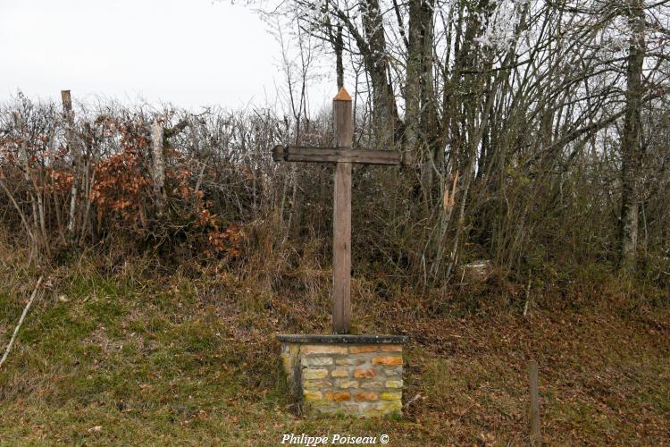 La croix en bois de Bona