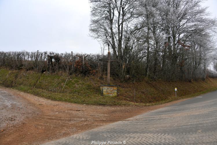 La croix en bois de Bona