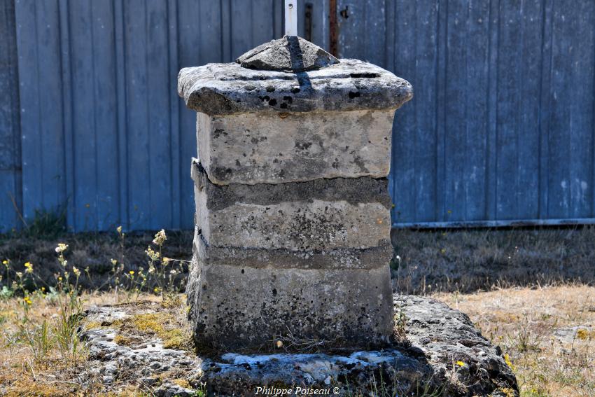 La croix rue Des Dames de Trucy l'Orgueilleux