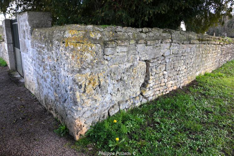 Le monolithe d'Asnois