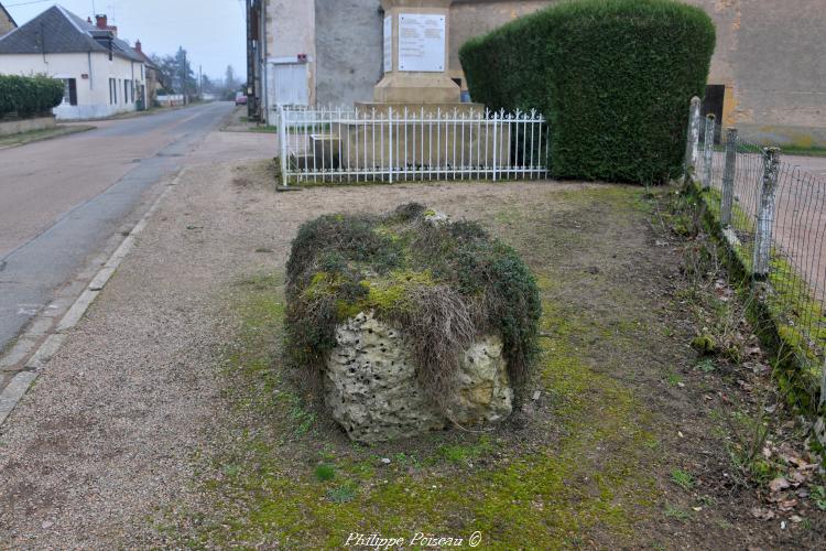 La pierre à bassin de Bona