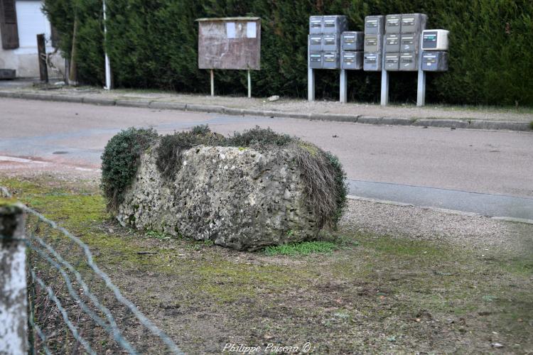 La pierre à bassin de Bona