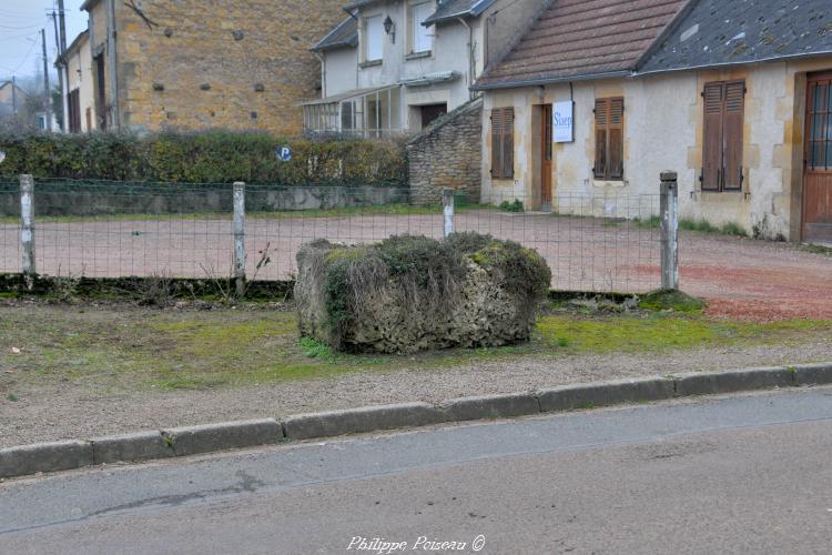 La pierre à bassin de Bona