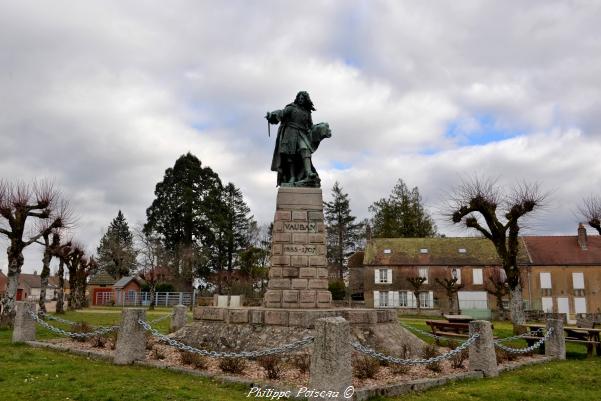 La statue Vauban de Saint-Léger-Vauban un hommage