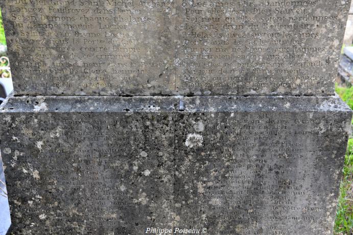 La tombe à "lire" de Courcelles