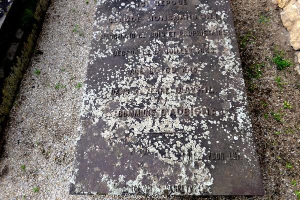 La tombe en fonte de Diennes Aubigny