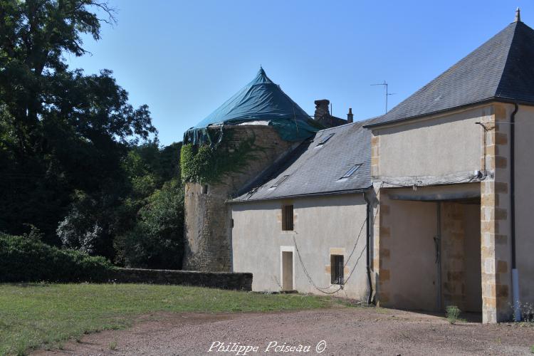 La tour du château des Meures