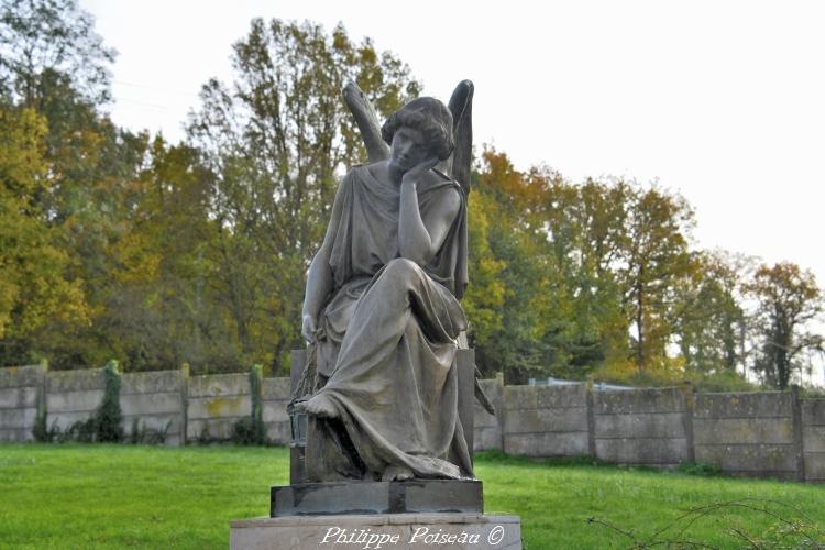 L'ange du cimetière de Myennes