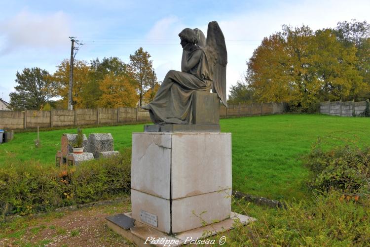 L'ange du cimetière de Myennes