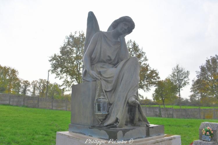 L'ange du cimetière de Myennes