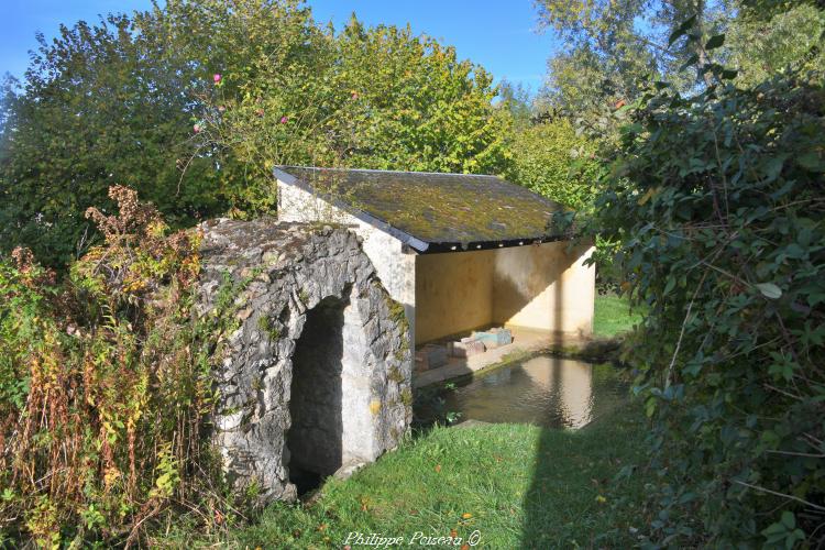 Petit lavoir de Montigny-aux-Amognes un beau patrimoine