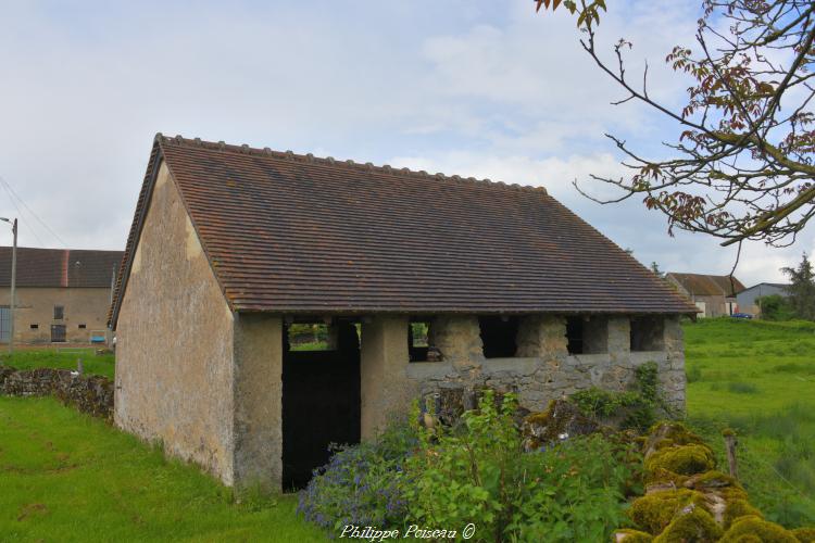 Le lavoir couvert de Selins