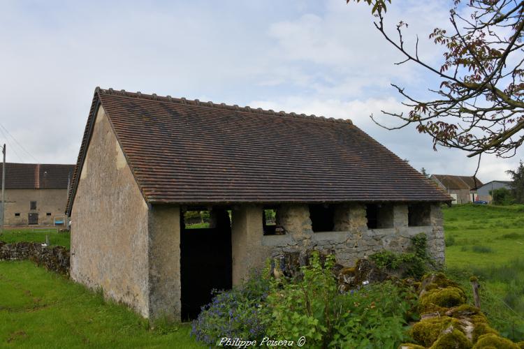 Le lavoir couvert de Selins