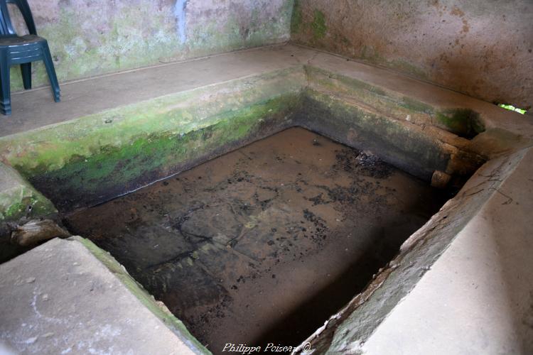 Le lavoir couvert de Selins