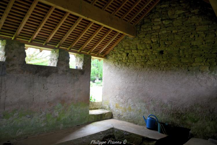 Le lavoir couvert de Selins