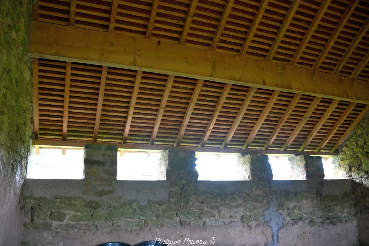 Le lavoir couvert de Selins