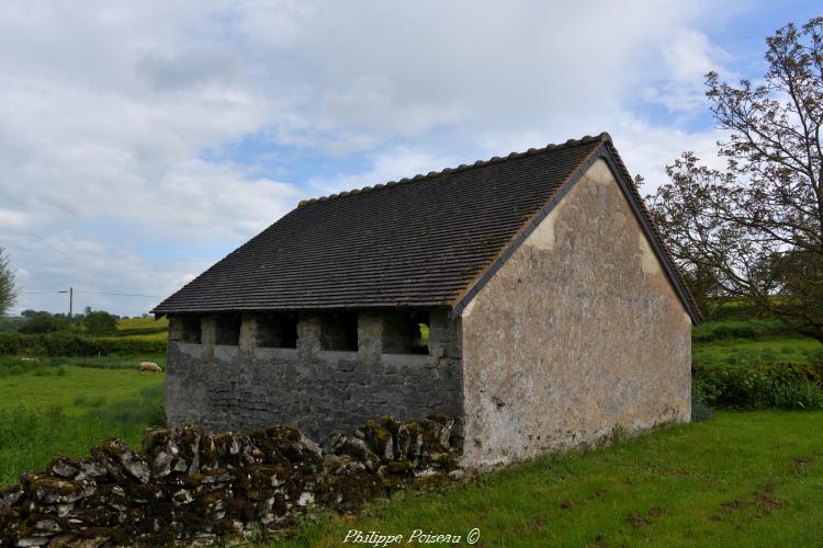 Le lavoir couvert de Selins