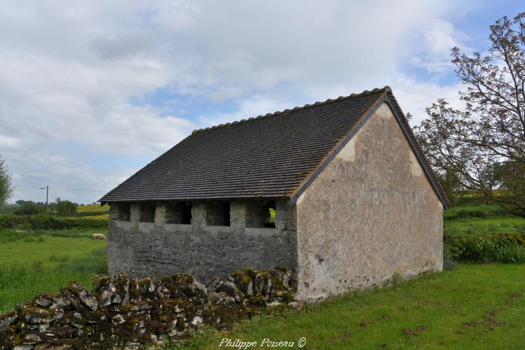 Le lavoir couvert de Selins