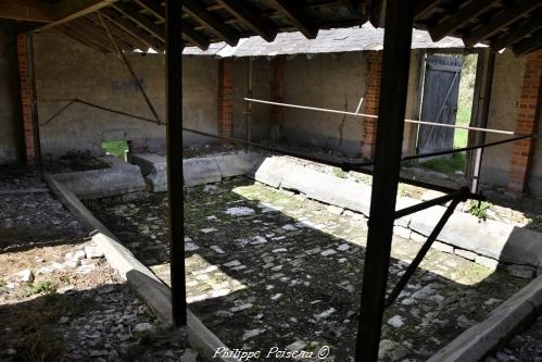 Lavoir fermé de "Les Fontaines"