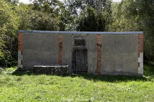 Lavoir fermé de "Les Fontaines"