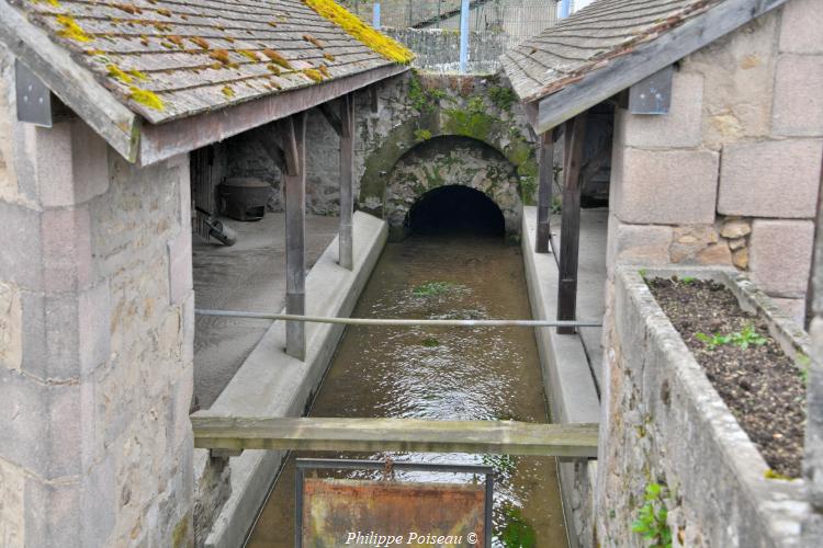 Lavoir du champ de foire de Luzy