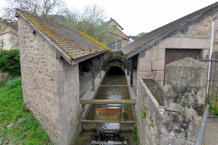 Lavoir du champ de foire de Luzy