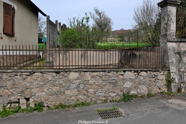 Lavoir du chemin de ronde de Luzy