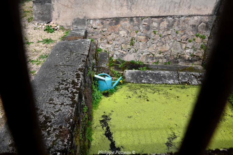 Lavoir du chemin de ronde de Luzy