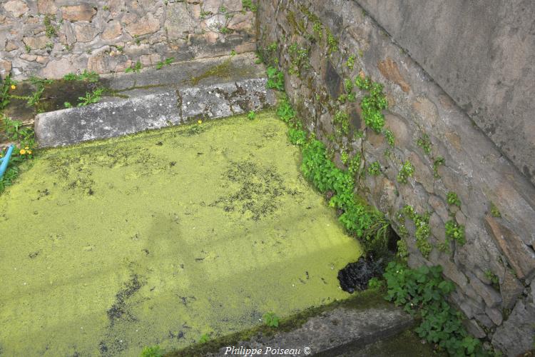 Lavoir du chemin de ronde de Luzy