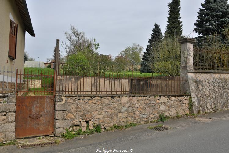 Lavoir du chemin de ronde de Luzy