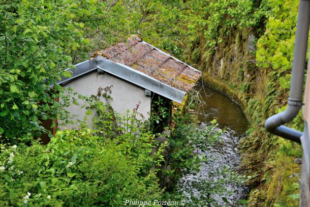 Lavoir en bordure de l'Auxoix de Lormes