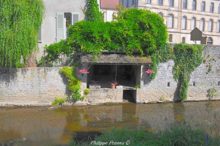 Lavoir Privé sur les rives de L'Anguison