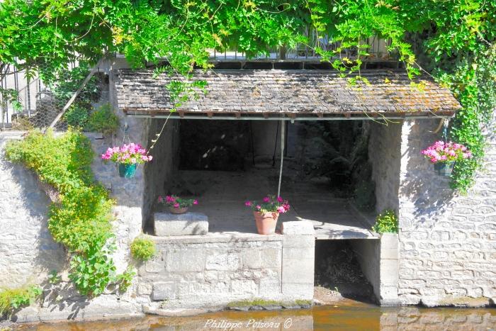 Lavoir Privé sur les rives de L'Anguison