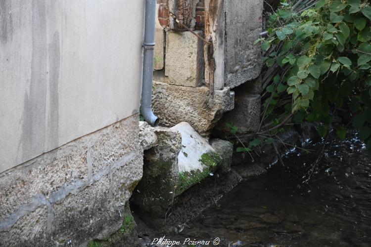 Petit lavoir privé de Donzy