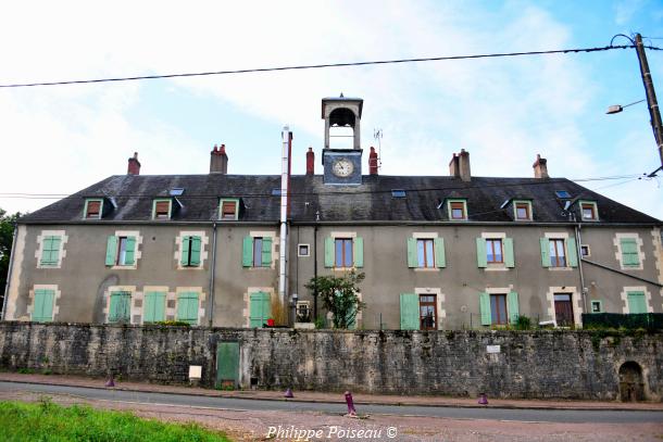 Bâtiment à l'Horloge de Guérigny