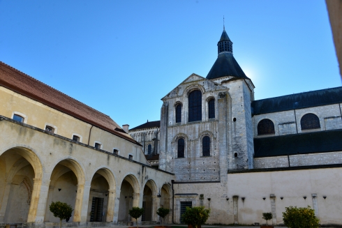 Le cloître de l'ancien prieuré Notre-Dame de La Charité-sur-Loire