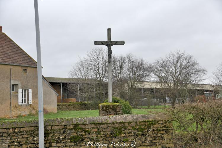 Le crucifix du carrefour Les Bordes un patrimoine