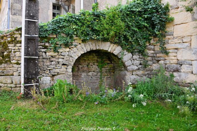 La "fontaine carrée" de Dompierre sur Héry
