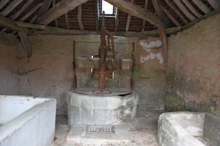 Le lavoir couvert des Bouquettes 