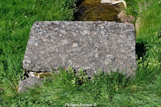 monolithe de Mouches