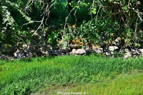 monolithe de Mouches