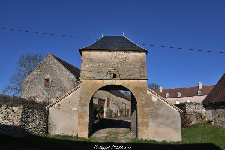 Le porche de la Brossarderie un beau patrimoine